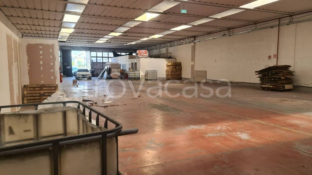 locale commerciale in affitto a Montemurlo