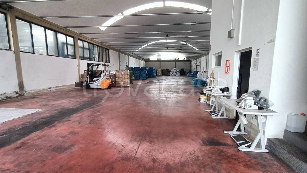 locale commerciale in affitto a Montemurlo