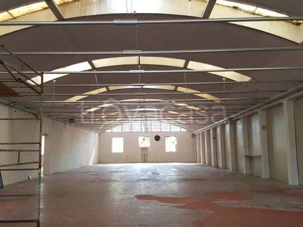 locale commerciale in affitto a Montemurlo