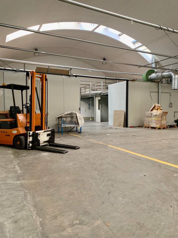 locale commerciale in affitto a Montemurlo