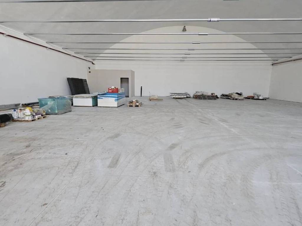 locale commerciale in affitto a Montemurlo