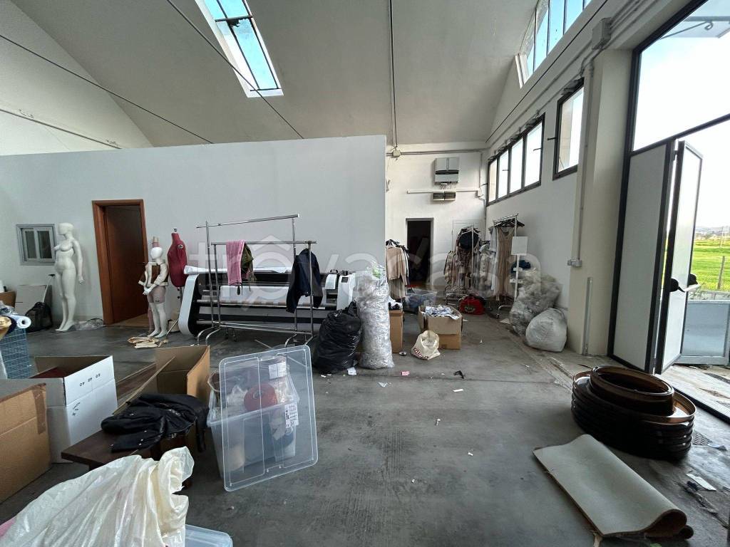 locale commerciale in affitto a Poggio a Caiano