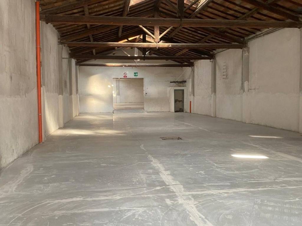 locale commerciale in affitto a Prato
