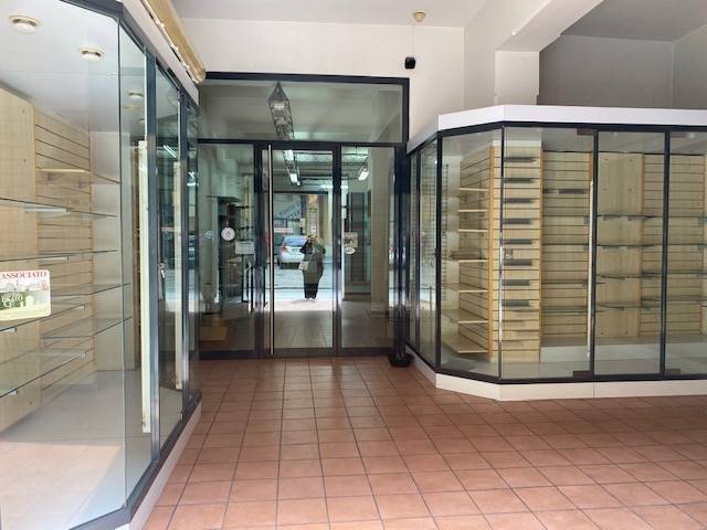 negozio in affitto a Prato