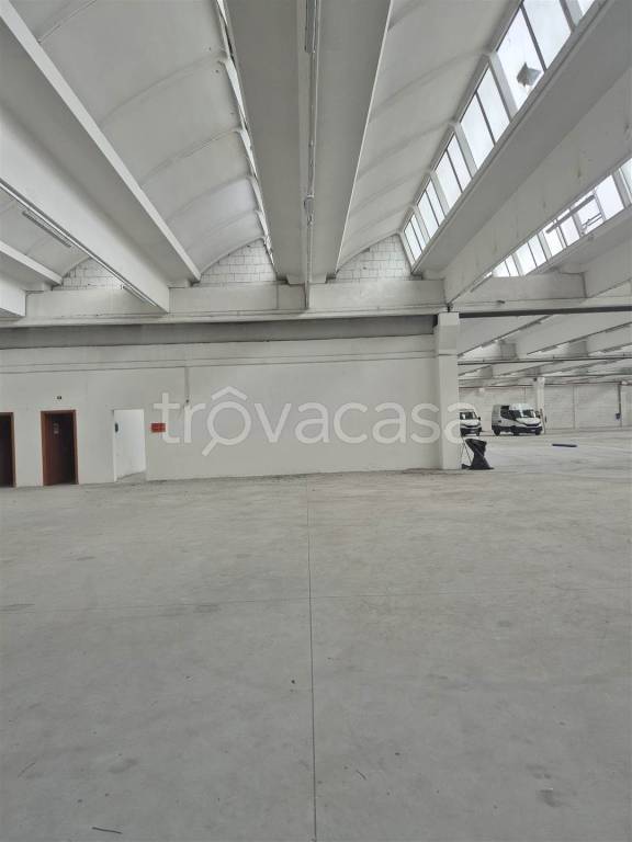 capannone in affitto a Prato in zona Paperino