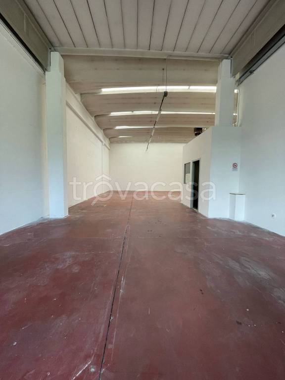 locale commerciale in affitto a Prato in zona Paperino