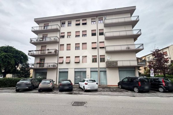 negozio in affitto a Prato