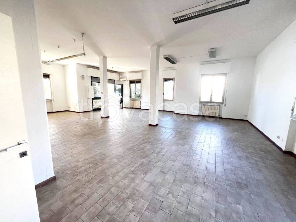 negozio in affitto a Prato in zona Narnali