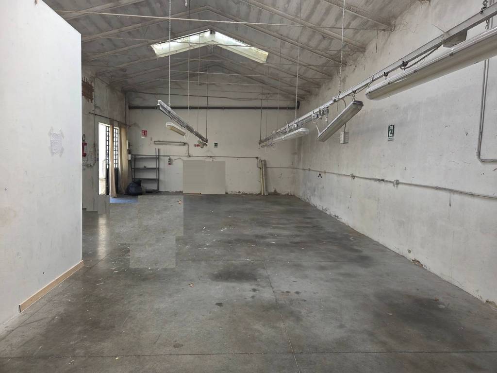 locale commerciale in affitto a Prato in zona Tobbiana