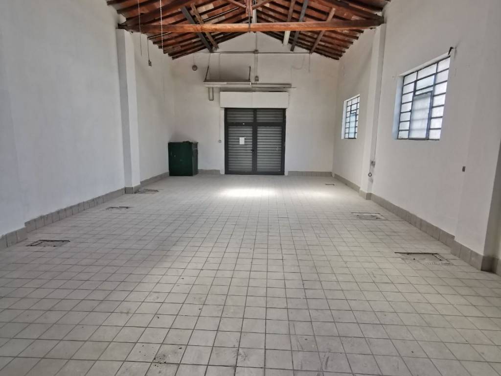 locale commerciale in affitto a Prato