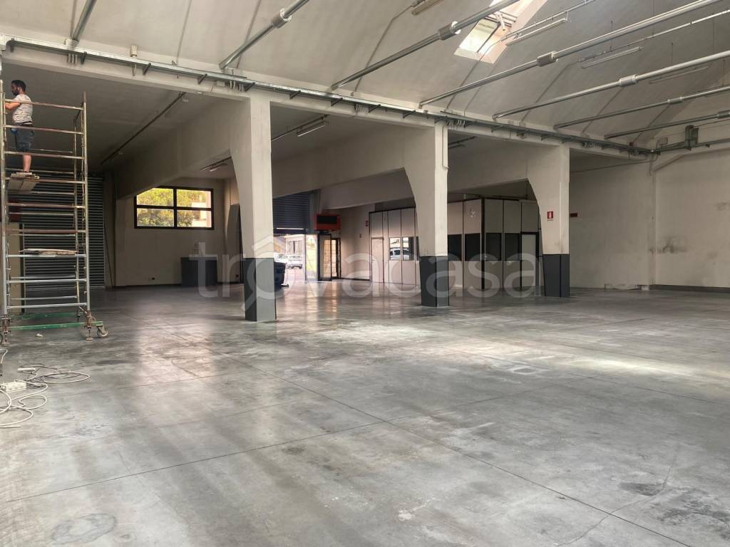 locale commerciale in affitto a Prato