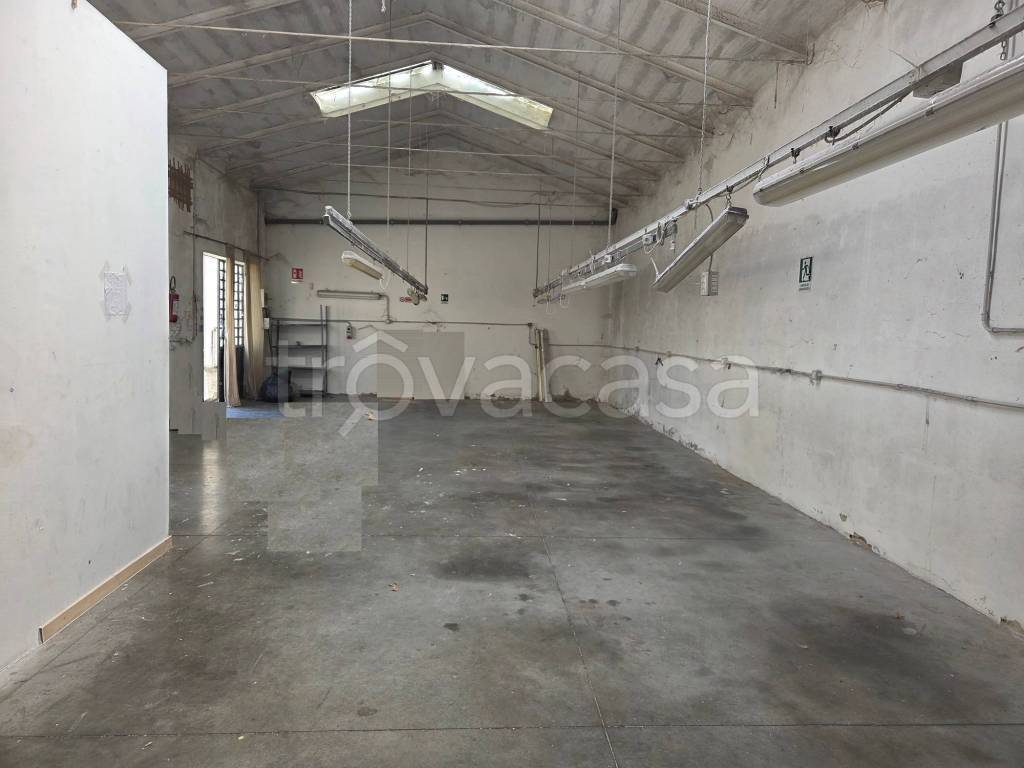 locale commerciale in affitto a Prato in zona Tobbiana