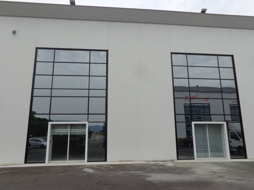locale commerciale in affitto a Prato in zona Iolo