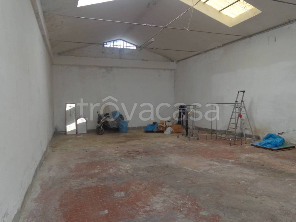 locale commerciale in affitto a Prato in zona Iolo