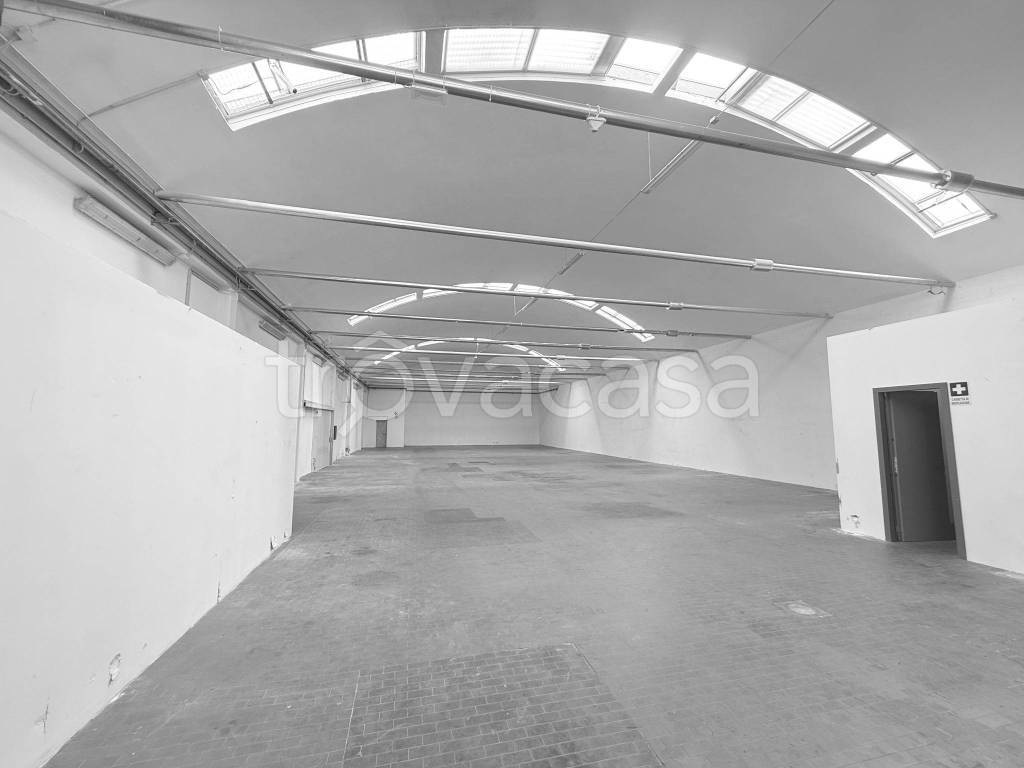 locale commerciale in affitto a Prato in zona Paperino