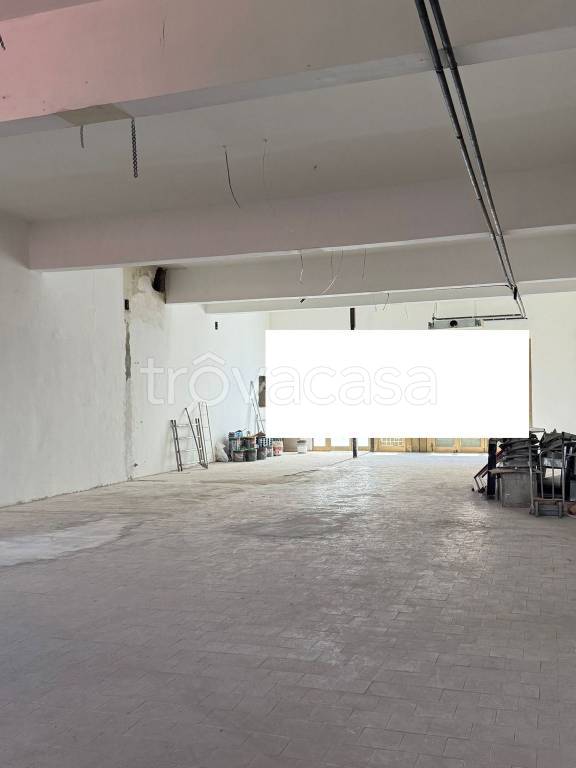 negozio in affitto a Prato in zona Galciana