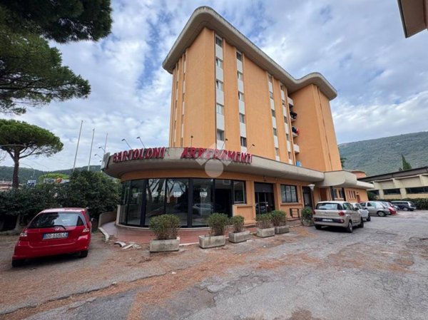 negozio in affitto a Prato in zona Santa Lucia