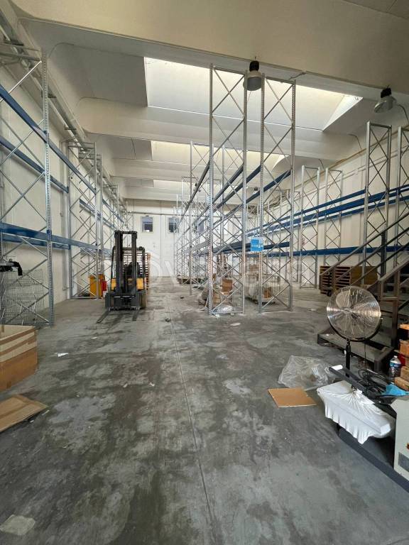 locale commerciale in affitto a Prato in zona Paperino