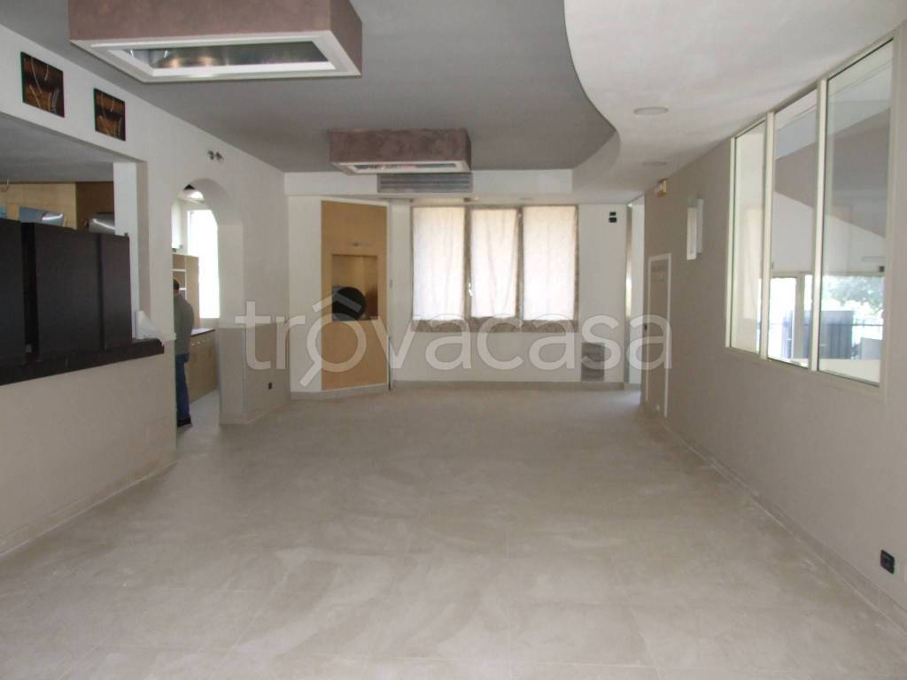 negozio in affitto a Prato