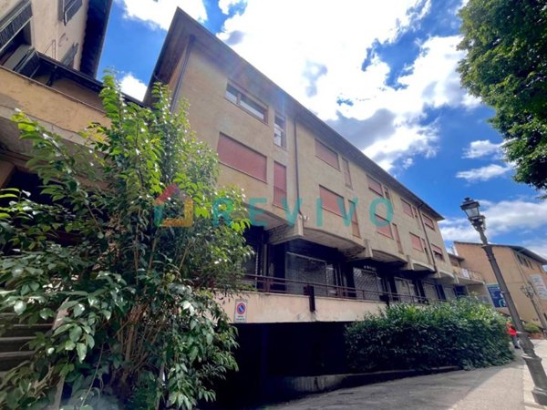 negozio in affitto a Prato in zona Santa Maria