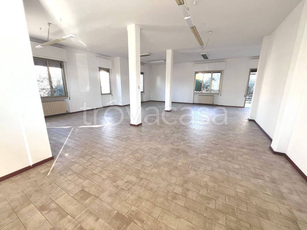 ufficio in affitto a Prato in zona Viaccia