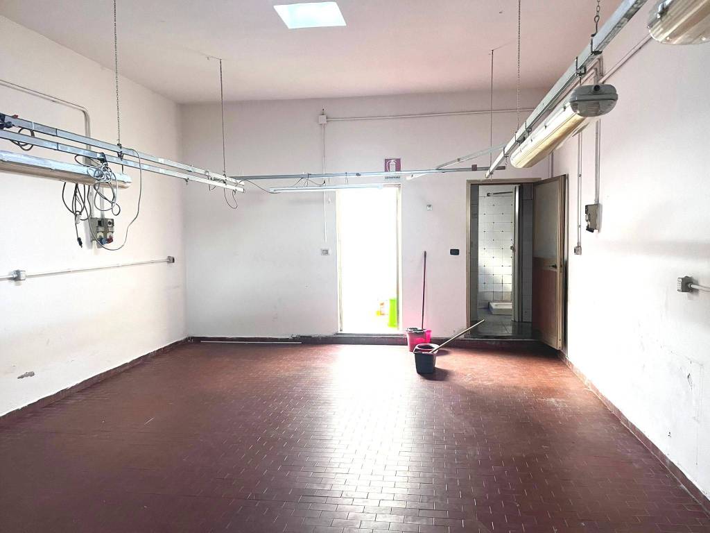 locale commerciale in affitto a Prato