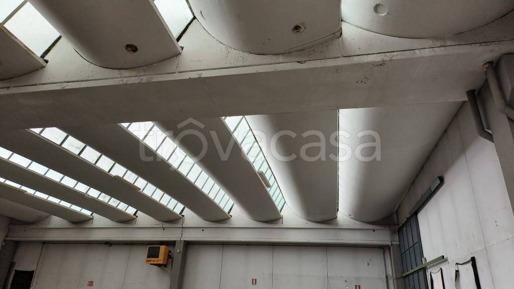 capannone in affitto a Prato in zona Paperino