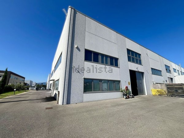 capannone in affitto a Prato in zona Tobbiana