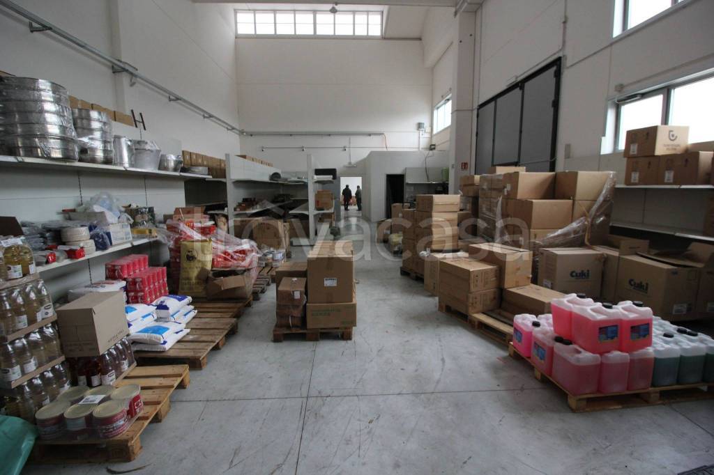 locale commerciale in affitto a Prato in zona San Giusto