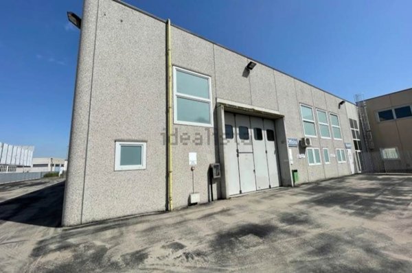 capannone in affitto a Prato in zona Tavola