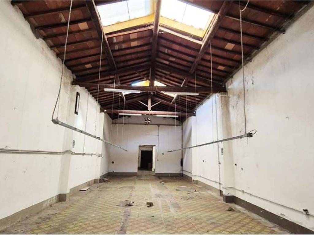 locale di sgombero in affitto a Prato in zona Galciana