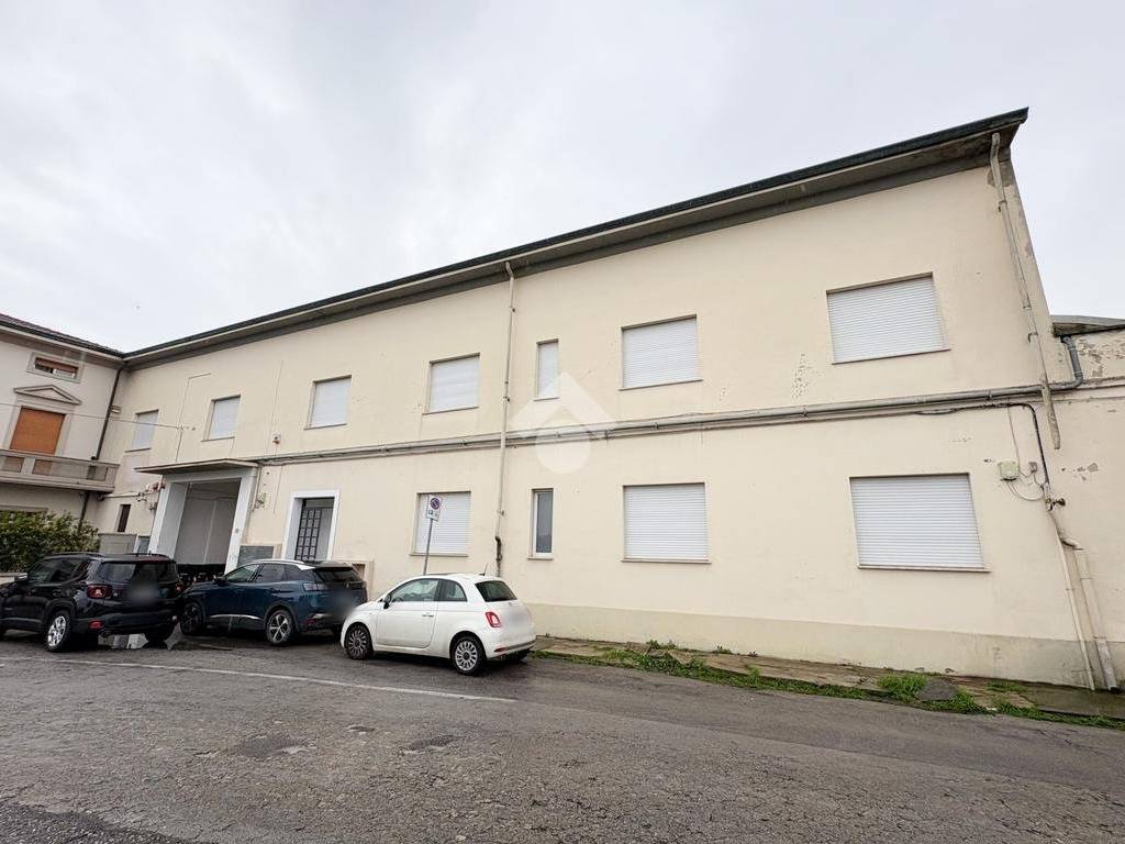 ufficio in affitto a Prato in zona Grignano