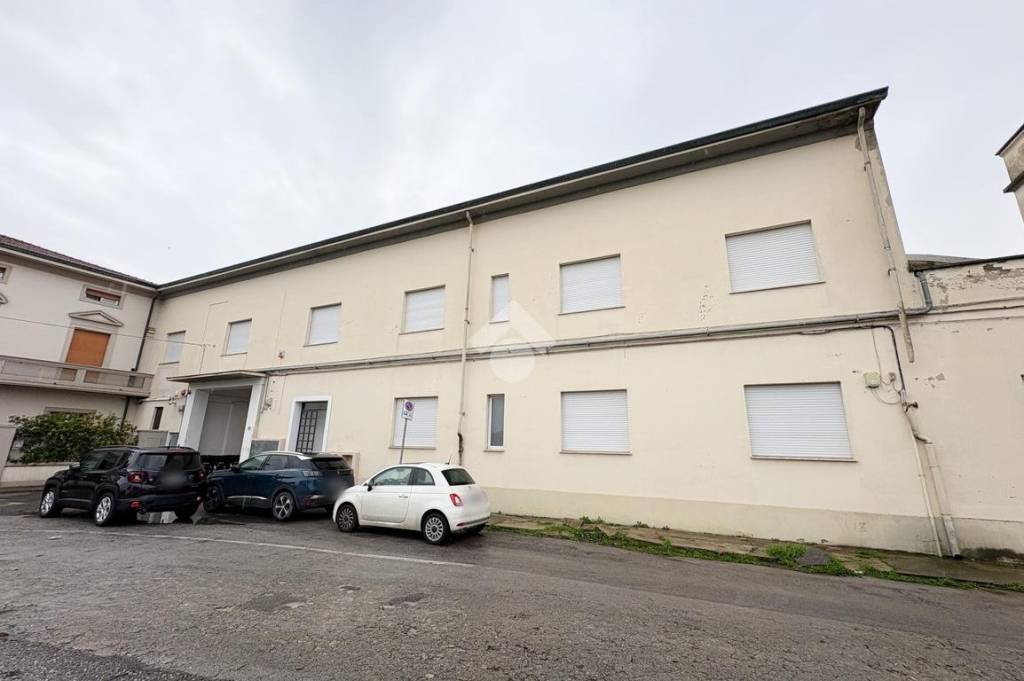 ufficio in affitto a Prato in zona Grignano