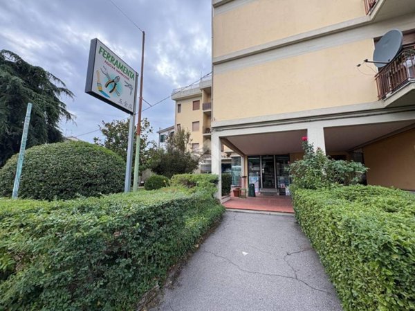 negozio in affitto a Prato in zona Grignano