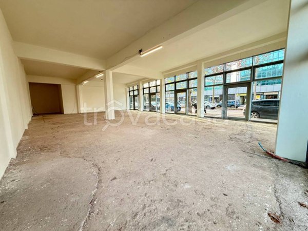 negozio in affitto a Prato