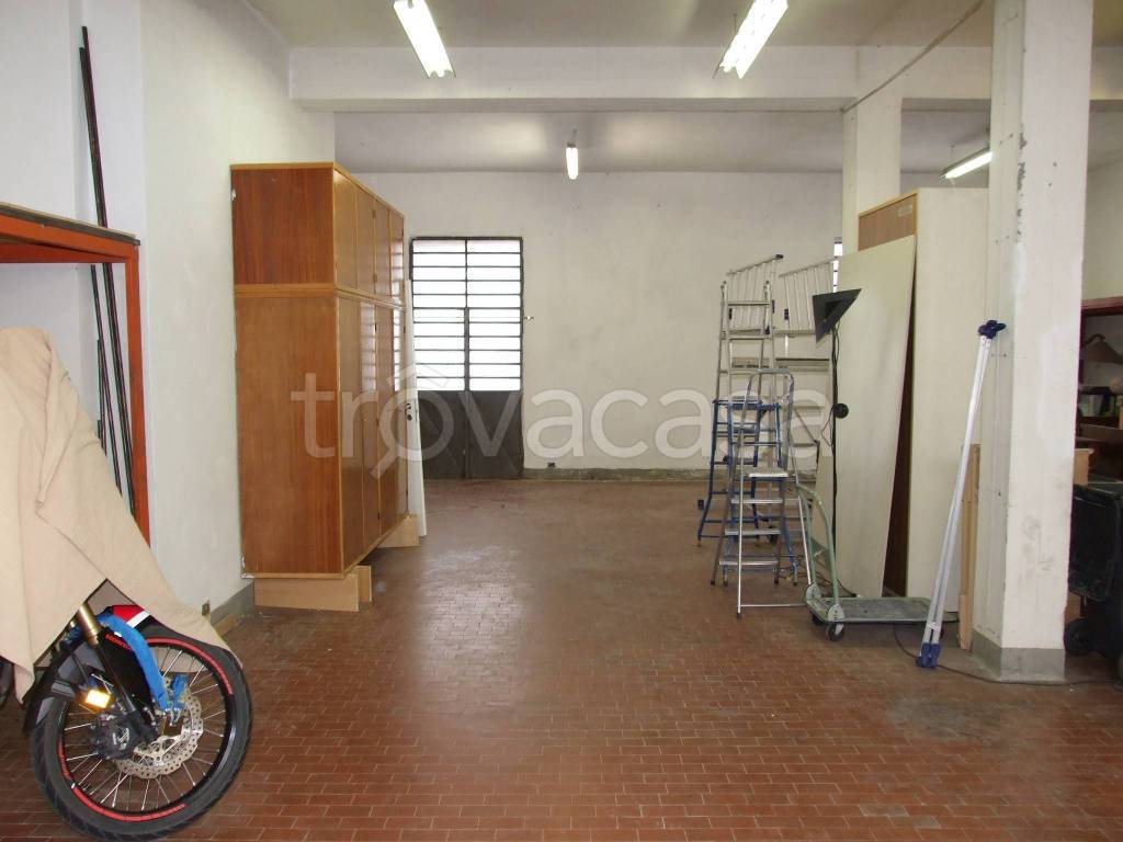 locale commerciale in affitto a Prato