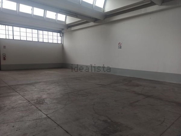 capannone in affitto a Prato in zona Paperino