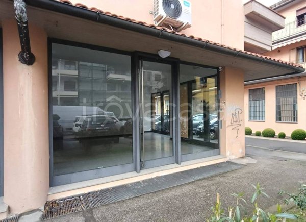 negozio in affitto a Prato