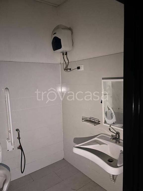 negozio in affitto a Prato in zona Tavola