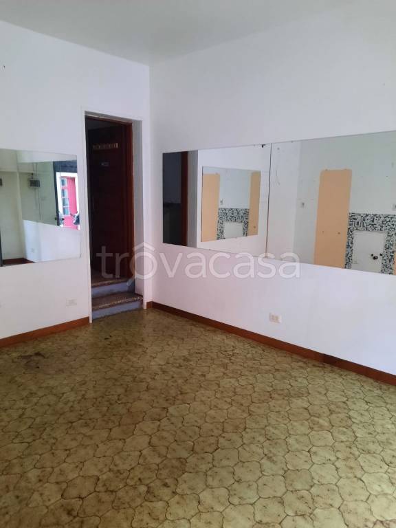 negozio in affitto a Prato