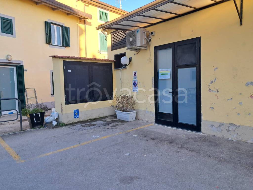 ufficio in affitto a Prato in zona Viaccia