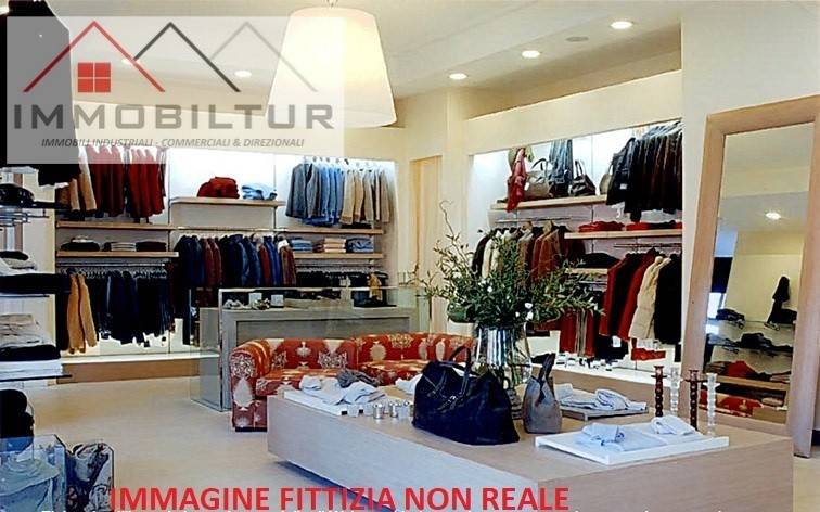 negozio in affitto a Prato in zona Paperino