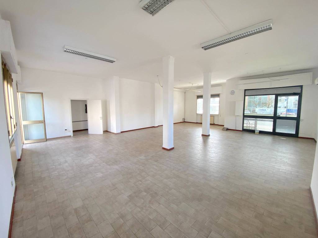 negozio in affitto a Prato in zona Viaccia