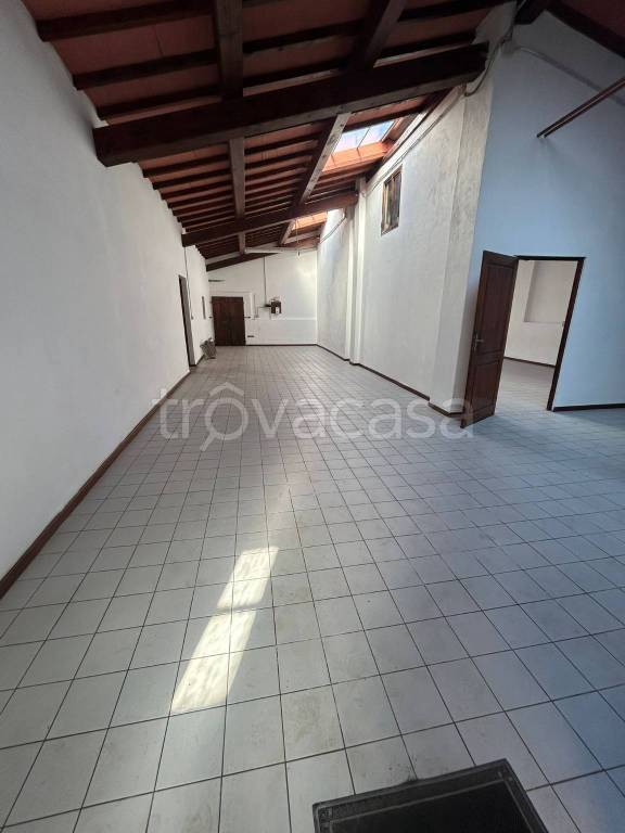 locale commerciale in affitto a Prato in zona Tavola