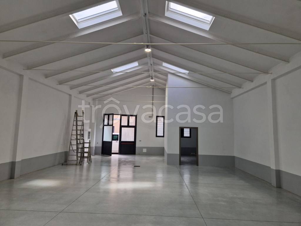 locale commerciale in affitto a Prato