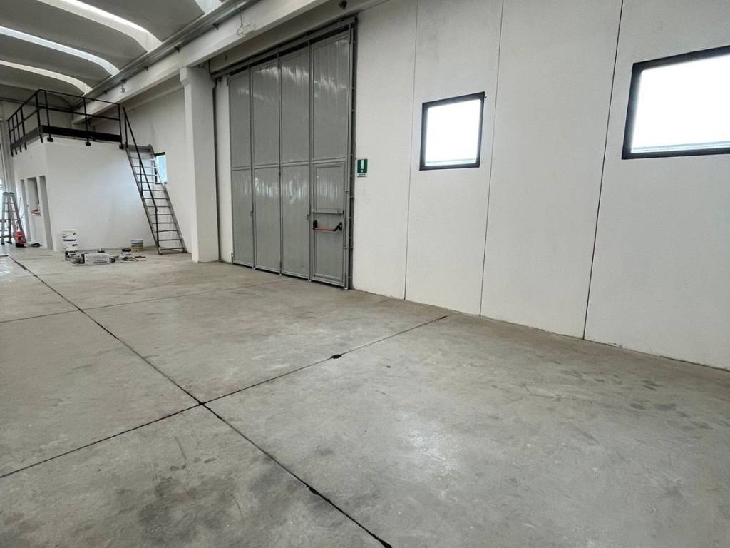 locale commerciale in affitto a Prato in zona Viaccia