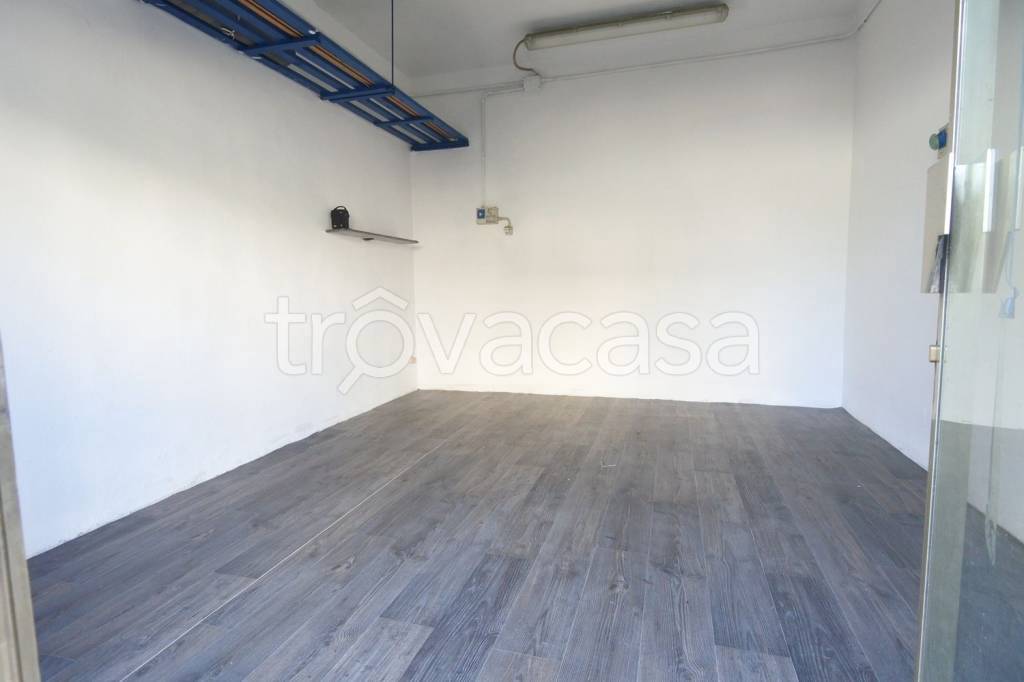 negozio in affitto a Prato in zona Grignano