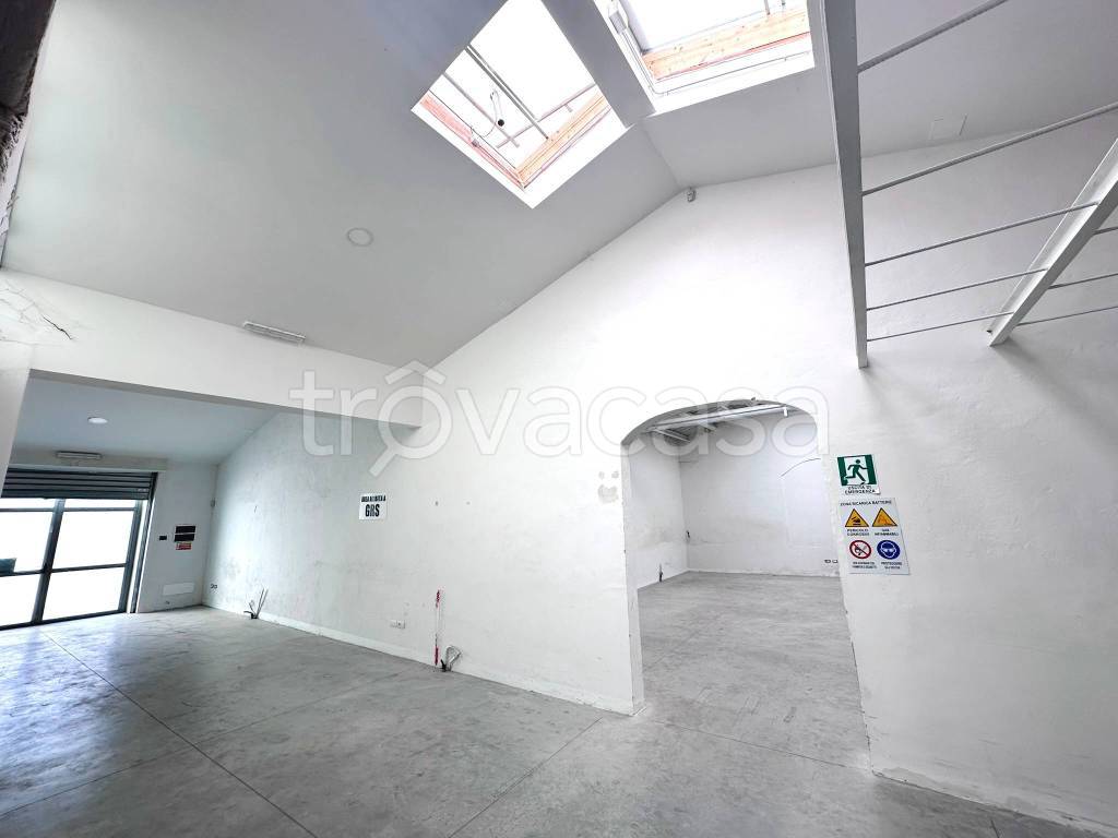 locale commerciale in affitto a Prato