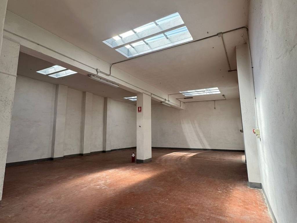 locale commerciale in affitto a Prato in zona Paperino