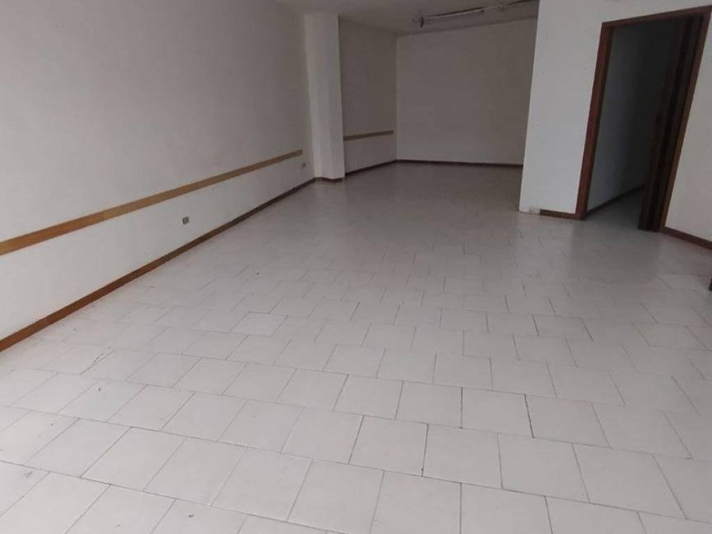 locale commerciale in affitto a Prato